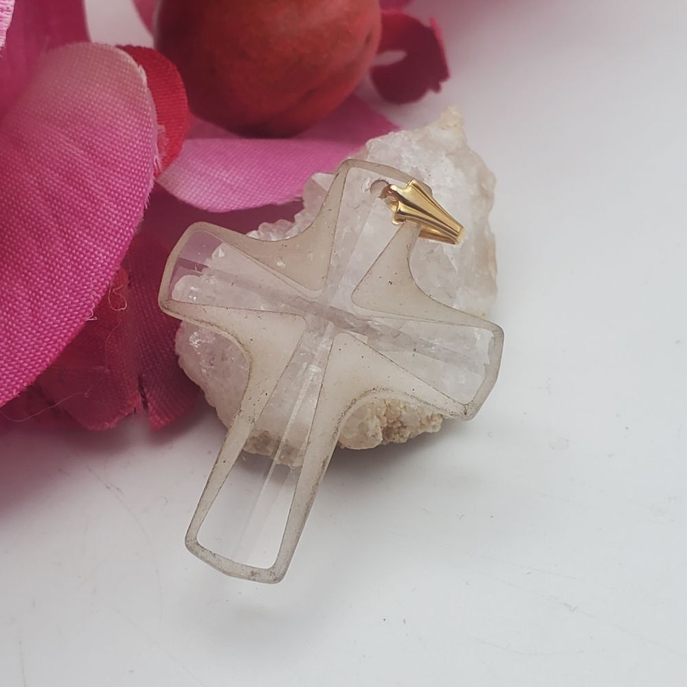 ‎Clear cross pendant